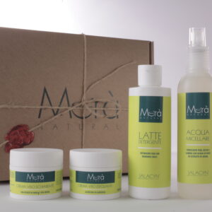 Box con crema viso schiarente, crema viso esfoliante, latte detergente e acqua micellare